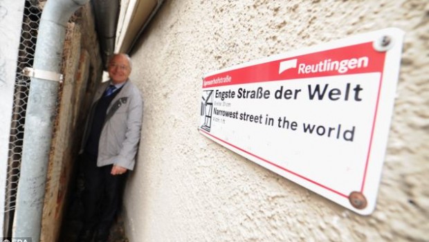 Mažas Vokietijos miestelis didžiuojasi savo siauriausia pasaulyje gatve, kurios plotis vos 31 centimetras. Ši gatvė oficialiai pripažinta siauriausia pasaulio gatve […]