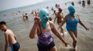Rytinėje Kinijos pakrantėje esančio Šandongo provincijos Čingdao miesto paplūdimiuose moterys saugosi nuo saulės ne tepdamosi įvairiais apsauginiais kremais ar losjonais, […]