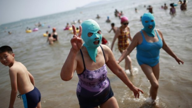 Rytinėje Kinijos pakrantėje esančio Šandongo provincijos Čingdao miesto paplūdimiuose moterys saugosi nuo saulės ne tepdamosi įvairiais apsauginiais kremais ar losjonais, […]