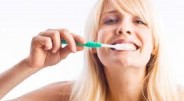 Žmonės, valantys savo dantis šepetėliu du kartus per dieną, per metus nuo savo dantų pašalina 14 gramų apnašų.