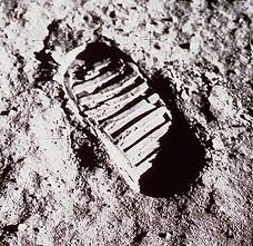 Jis buvo pirmasis žmogus, žengęs Mėnulio paviršiumi (1969 07 21). Antruoju tapo jo bendrakeleivis Edvinas Oldrinas, kartu vykęs mėnuleigiu „Eagle“. […]