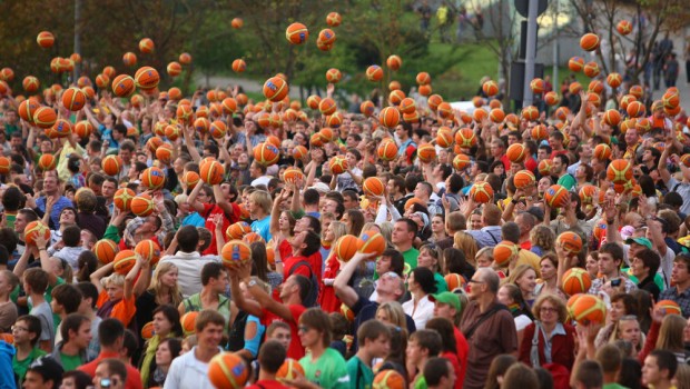 Per oficialią Europos krepšinio čempionato šventę kamuolio mušinėjimo rekordo siekė visa Lietuva. Aistruolių zonose prie sporto arenų Klaipėdoje, Panevėžyje, Šiauliuose […]