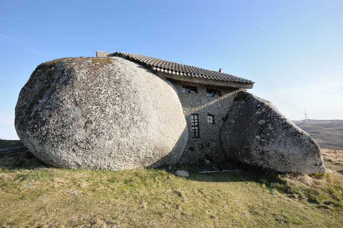 Keisčiausi ir įdomiausi su gamta susiliejantys namai