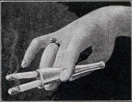 Įrankis skirtas rūkyti 2 cigaretes vienu metu (1932)