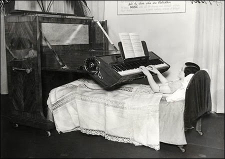 Pianinas kuriuo galima groti gulint lovoje (1935)