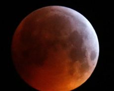 Nufilmuota, kaip Mėnulio užtemimo metu į jį trenkėsi meteoroidas Nufilmuota, kaip Mėnulio užtemimo metu į jį trenkėsi meteoroidas