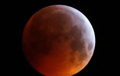 Nufilmuota, kaip Mėnulio užtemimo metu į jį trenkėsi meteoroidas Nufilmuota, kaip Mėnulio užtemimo metu į jį trenkėsi meteoroidas